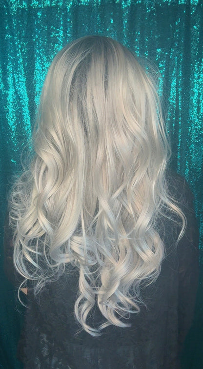 Farrah Silver Spur | 13×4 Free Part | Lace Front | 27 Inches | 130% Density | Synthetic
Futura Fiber | Standard